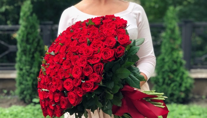 Красные розы к чему дарят