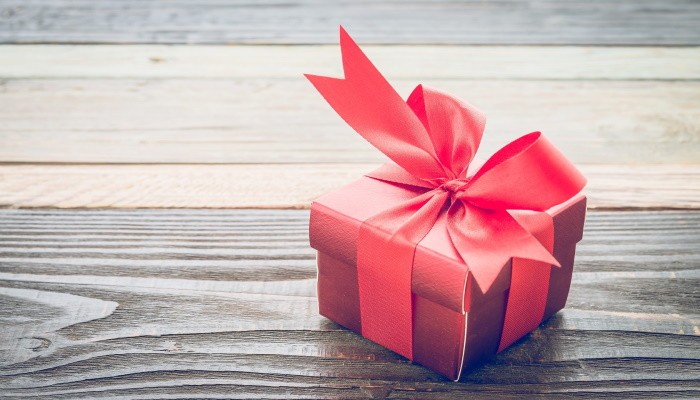 Что подарить девушке на 23 года